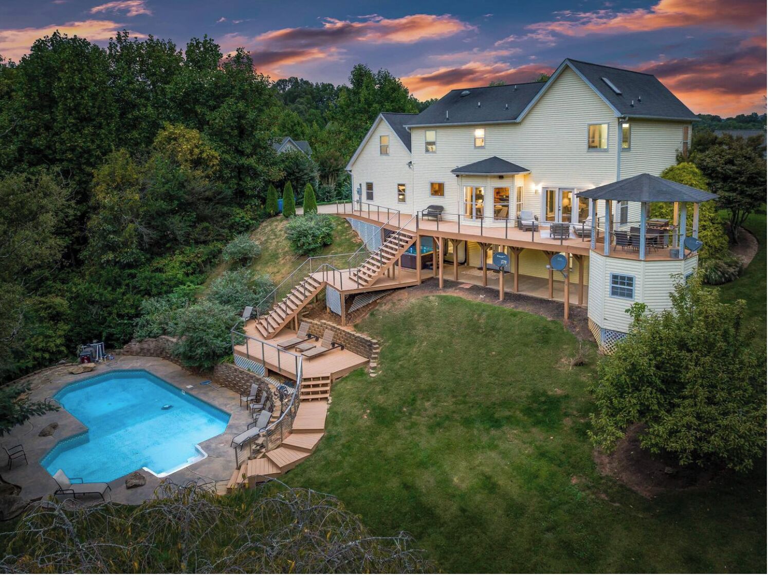 Hillside Escape: Pool/Sauna/Hot Tub! Only 18 Minutes to Downtown Asheville!