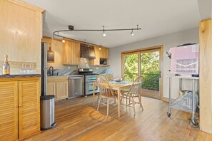 Mini-fridge, microwave - Roadrunner Inn and Log Cabins (Eureka Springs)