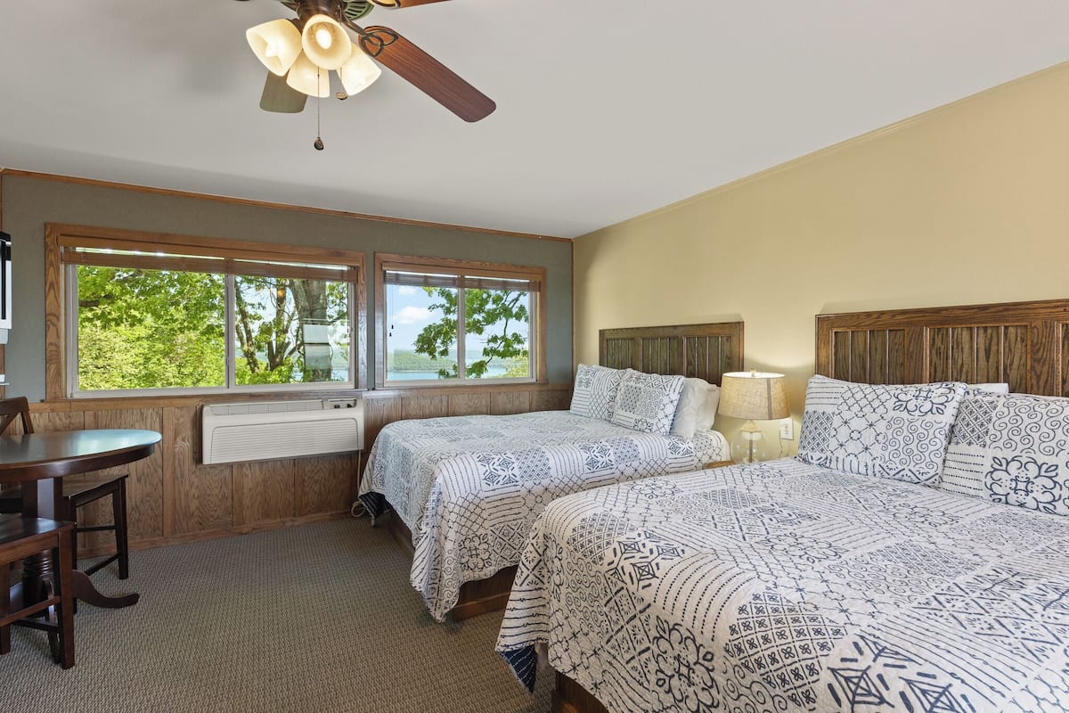 Signature Room, Lake View | Iron/ironing board, free WiFi