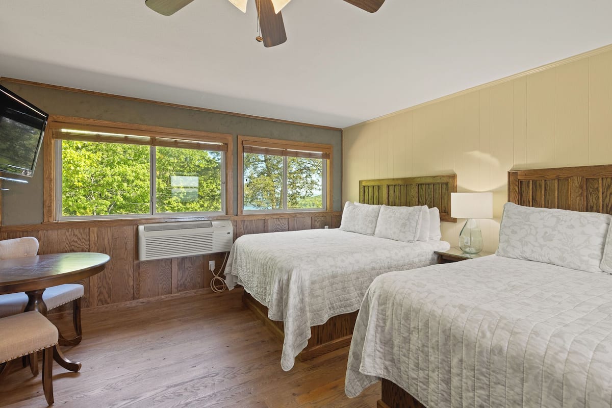 Signature Room, Lake View | Iron/ironing board, free WiFi