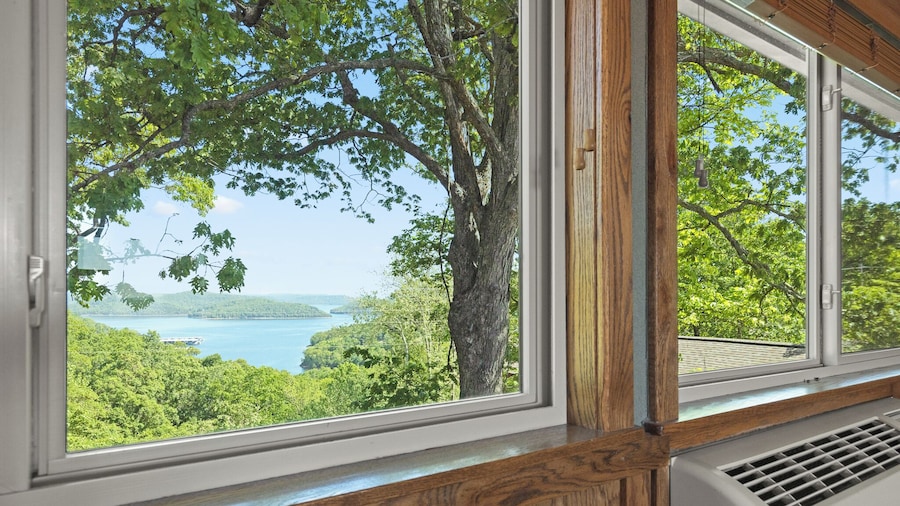 Roadrunner Inn and Log Cabins