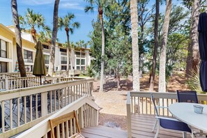 Outdoor dining - Perfect condo across street from beach access with outdoor pool & grill (Hilton Head)