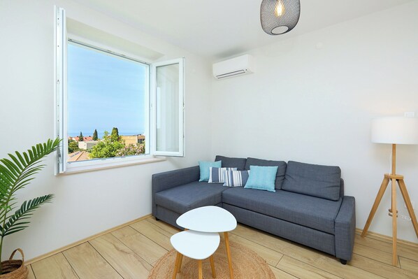 Unclassified image, 1 of 34, button