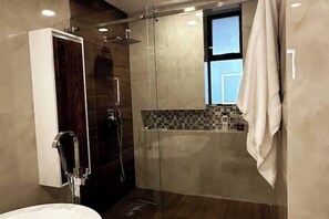 Bañera de hidromasaje, secador de pelo, toallas y jabón