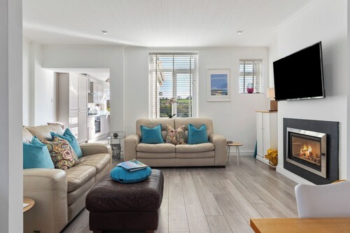 Comfrey Cottage - Lovely Cottage Near the Beach