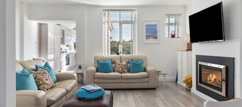 Comfrey Cottage - Lovely Cottage Near the Beach