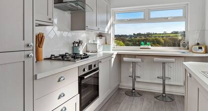 Comfrey Cottage - Lovely Cottage Near the Beach