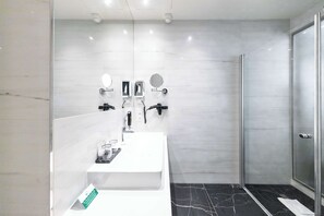 Shower, rainfall showerhead, eco-friendly toiletries, hair dryer - Best Western Premier Royal Blue - Adult Only (Leipzig)