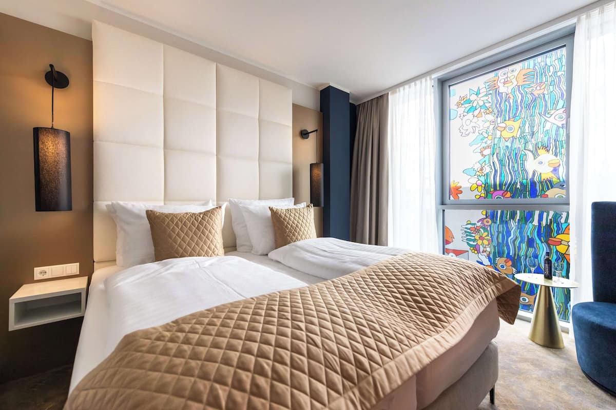Standard Room, 1 Double Bed (Atrium View;Converts to 2 Twin Beds)