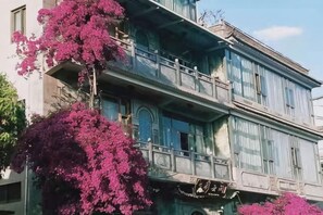 Un edificio de varios pisos con balcones y ventanas amplias.
