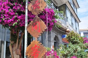 Exterior detail - Dali Shuanglang Caiyunjian Inn (Dali City)