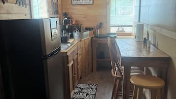 Réfrigérateur, four à micro-ondes, cafetière-théière, grille-pain