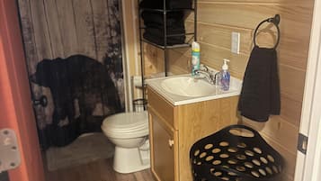 Douche, serviettes fournies, papier de toilette