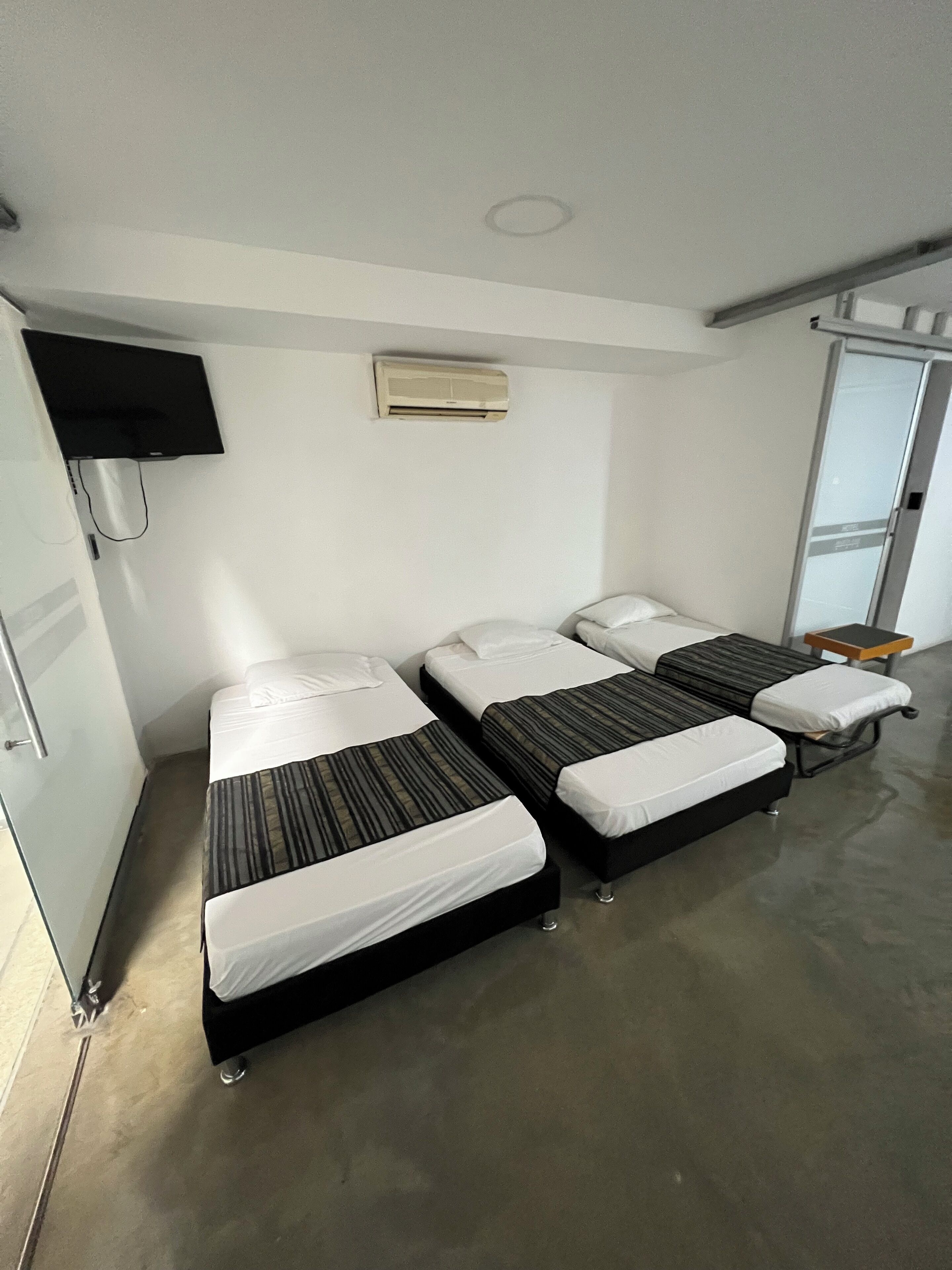 Dortoir Partagé Confort | Coffres-forts dans les chambres, bureau