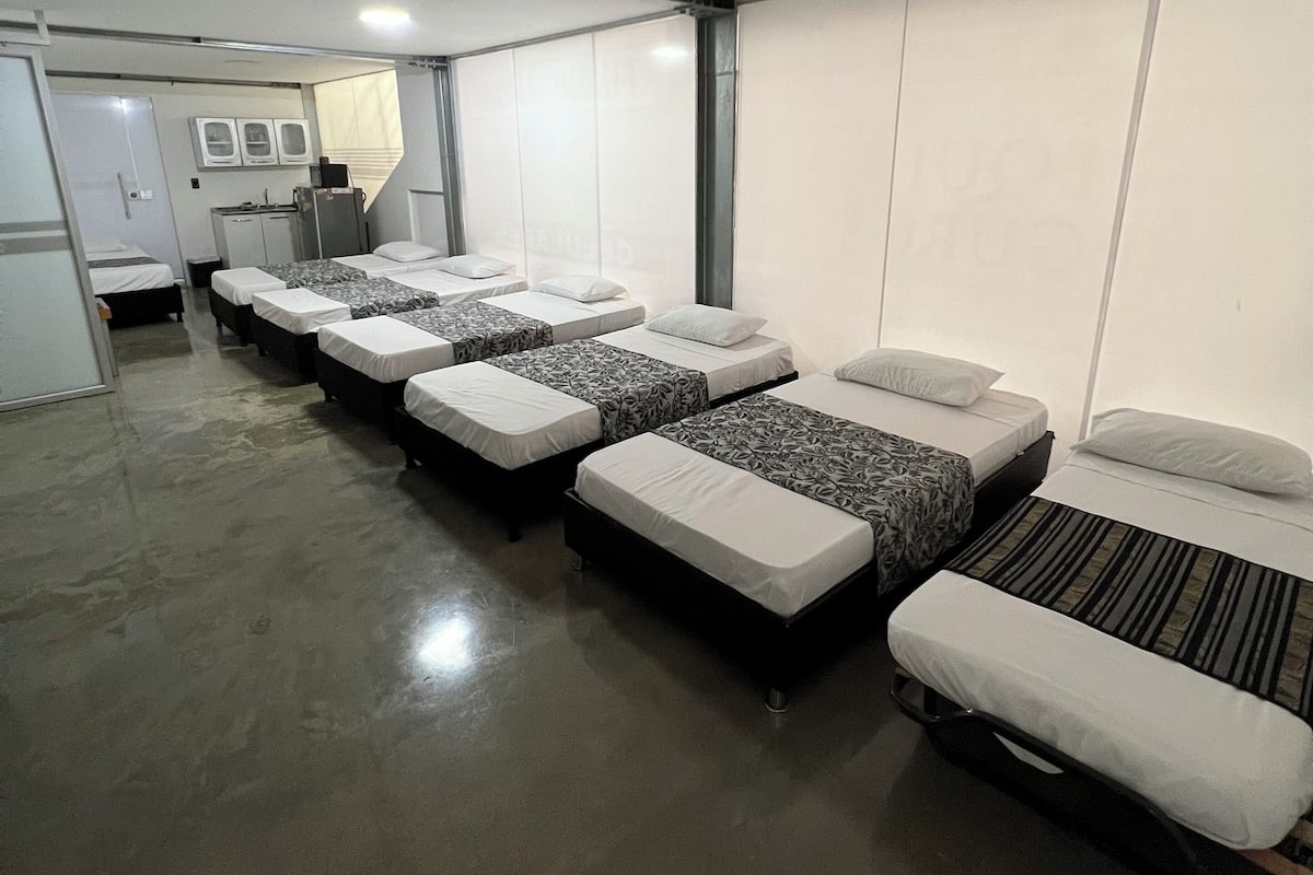 Dormitorio compartido Confort | Caja de seguridad en la habitación y escritorio