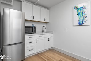 Refrigerador con freezer, microondas, horno, placa de cocina