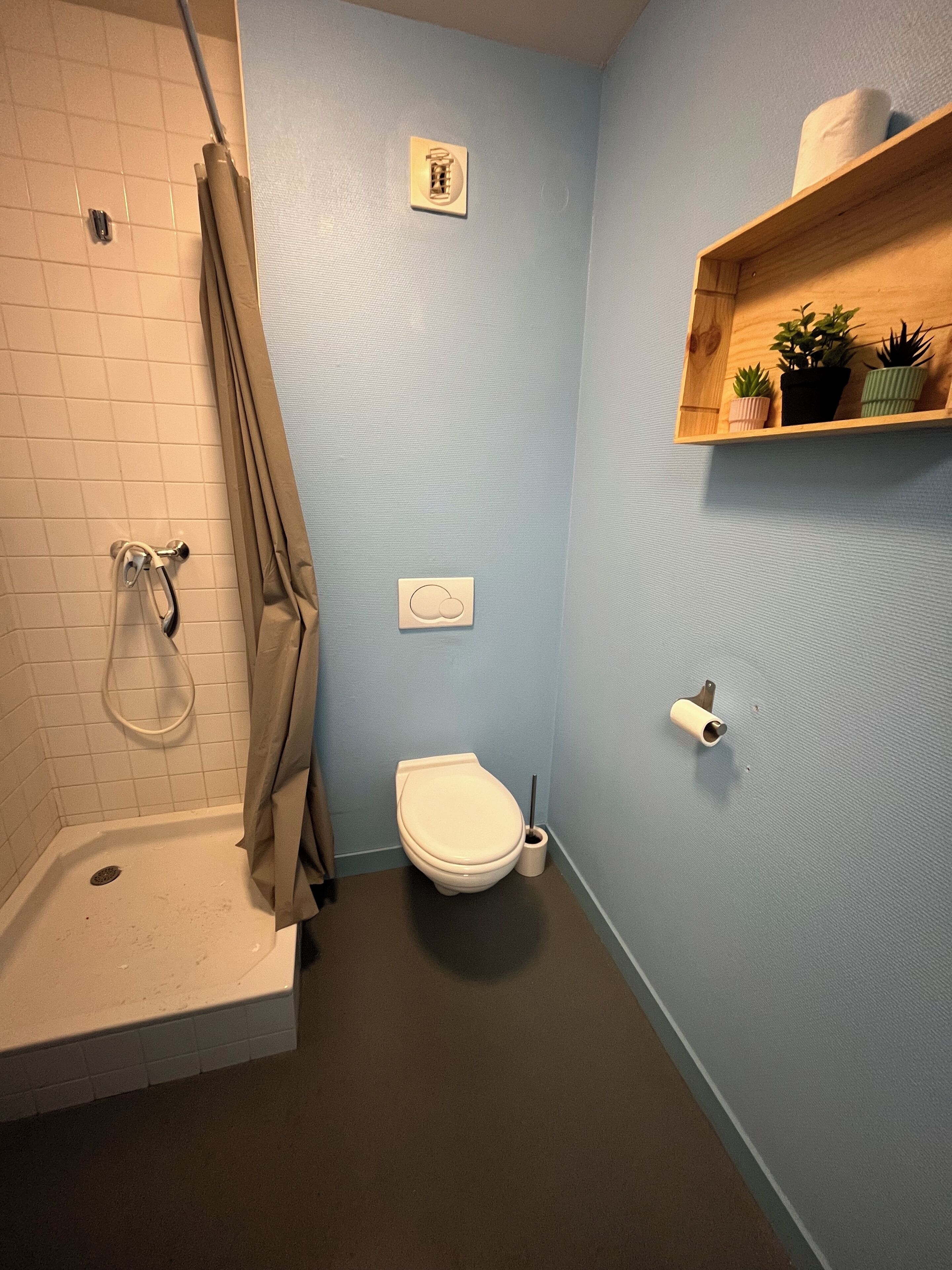 Een douche, handdoeken, toiletpapier