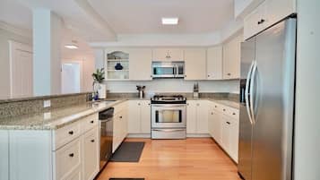 Coffee/tea maker, fridge, microwave, oven