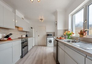 Kylskåp, mikrovågsugn, ugn och diskmaskin