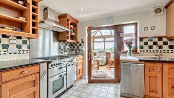 Fridge, oven, dishwasher, cookware/dishes/utensils