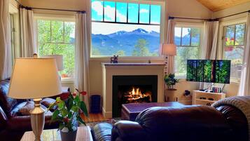 Smart-tv, eldstad, tv-spel och böcker