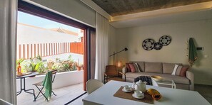1 Bedroom Apartment, Terrace | Aire de séjour