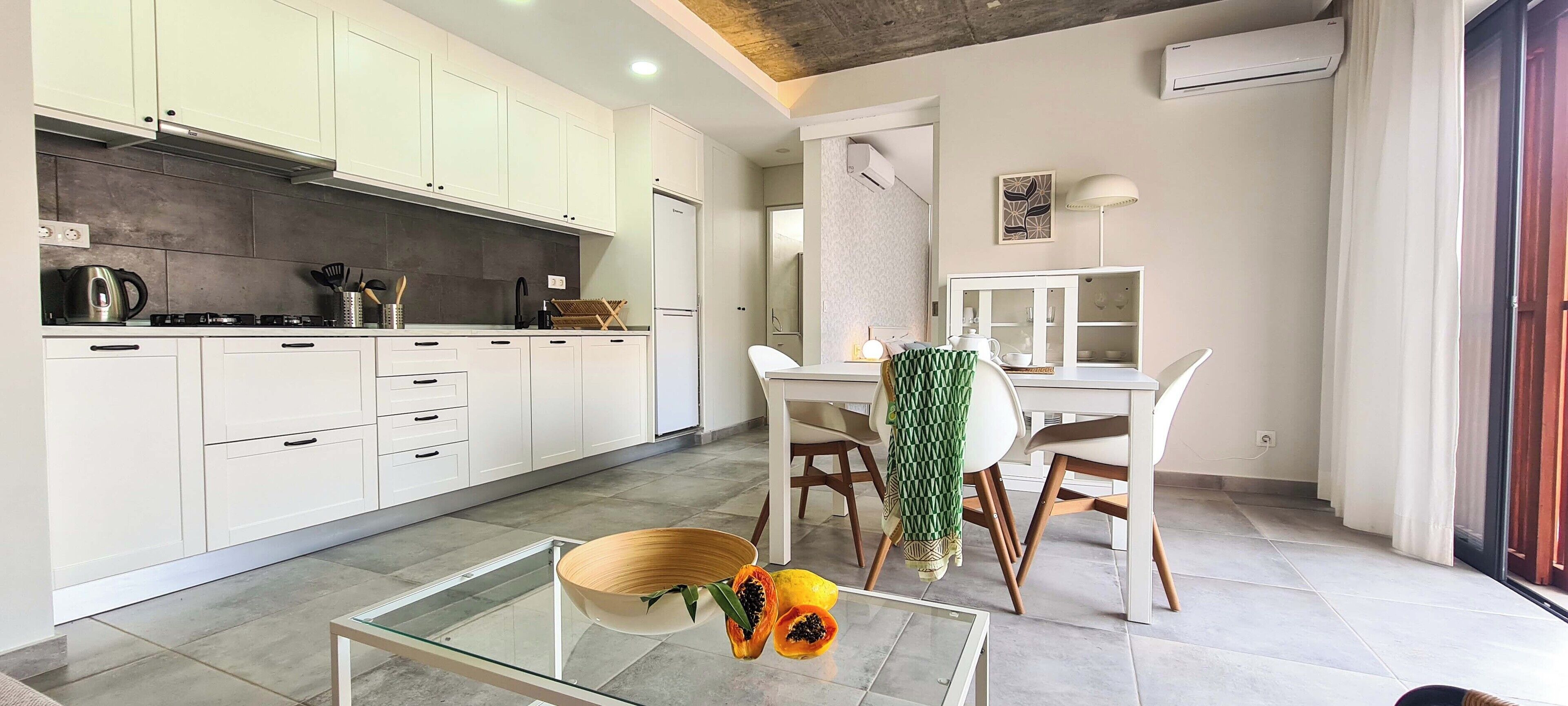 1 Bedroom Apartment, Terrace | Cozinha privada | Geladeira, cooktop, chaleira elétrica, torradeira
