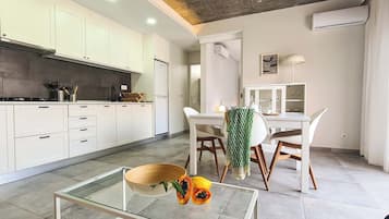1 Bedroom Apartment, Terrace | Cozinha privada | Geladeira, cooktop, chaleira elétrica, torradeira