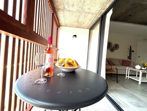 1 Bedroom Apartment, Verandah | Hiên