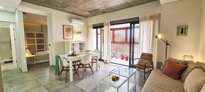 1 Bedroom Apartment, Verandah | Wohnbereich