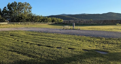 Single R.V. Pad with full hook ups. Located minutes from Flathead Lake!