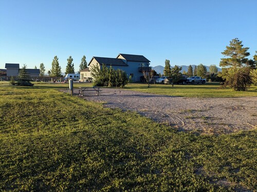 Single R.V. Pad with full hook ups. Located minutes from Flathead Lake!