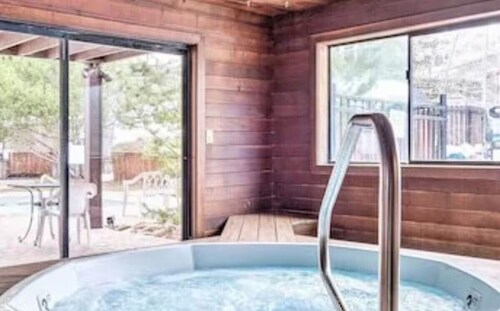 Lofted 2+Bdrm, Amenities Galore!