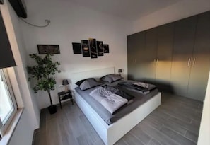 2 bedrooms, iron/ironing board, free WiFi