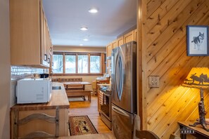 Geladeira, micro-ondas, fogão, cooktop