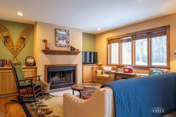 Smart-TV, Kamin, DVD-Player, Bücher