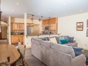 Televisión, chimenea, mesa de ping pong