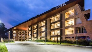 En hotelbygning med flere etager og moderne arkitektur, hvor et tydeligt 