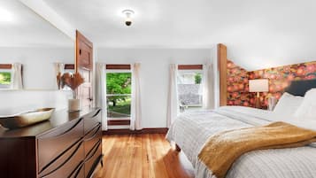 3 bedrooms, desk, WiFi, bed sheets