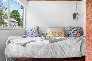 3 bedrooms, desk, WiFi, bed sheets