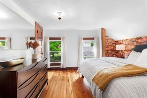 3 bedrooms, desk, WiFi, bed sheets - Stylish Historic Home – Timeless Charm with Modern Touches (Bovina Center)