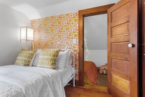 3 bedrooms, desk, WiFi, bed sheets