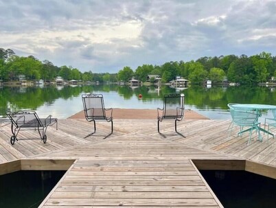 Lake Martin Boathouse great for couples: steps to the dock. Paddleboat included.