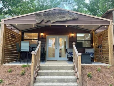 Lake Martin Boathouse great for couples: steps to the dock. Paddleboat included.