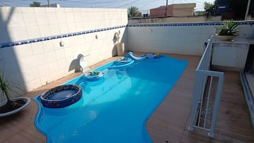 Alberca techada, camas balinesas gratuitas y sombrillas en la alberca