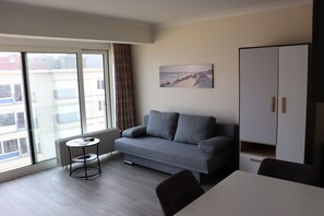 Smart TV - Nice studio with lateral sea view right at the beach (Koksijde)
