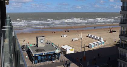 Nice studio with lateral sea view right at the beach