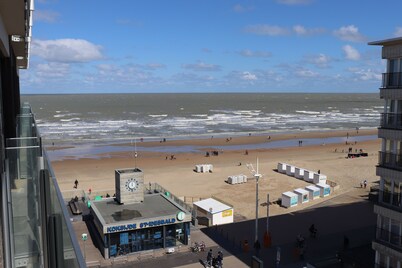 Nice studio with lateral sea view right at the beach