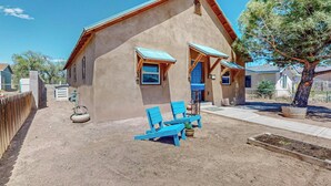 A single-story building with a flat roof and a small porch. - Fantastic 3bd/2ba in N. Valley, Garage, near i40 (Albuquerque)