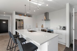 Microwave, oven, stovetop, dishwasher - Holiday Hub (Taupo)